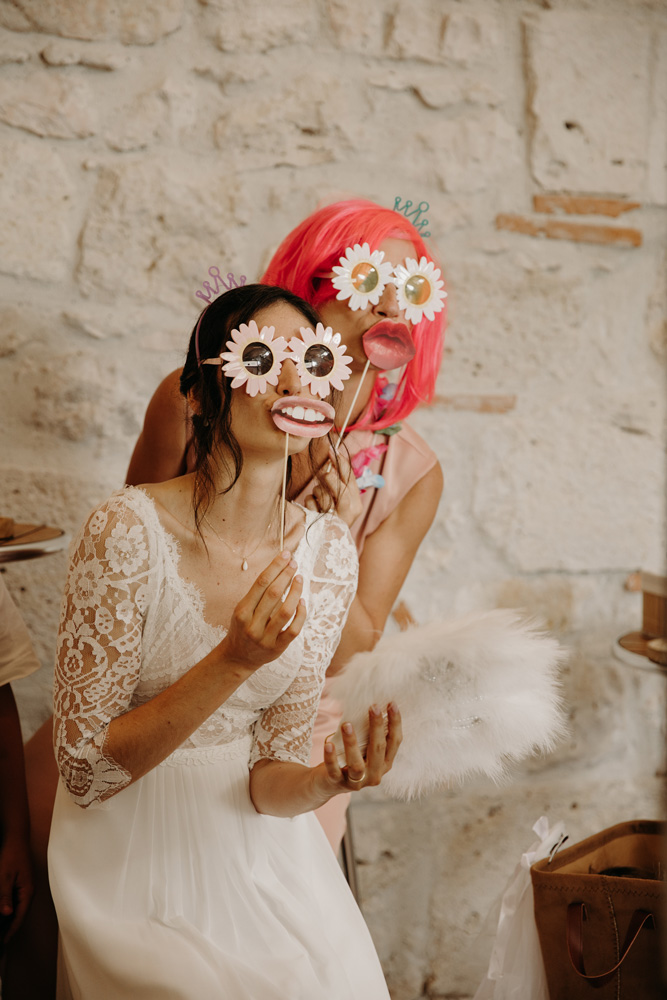 marié qui pose devant une borne à selfie