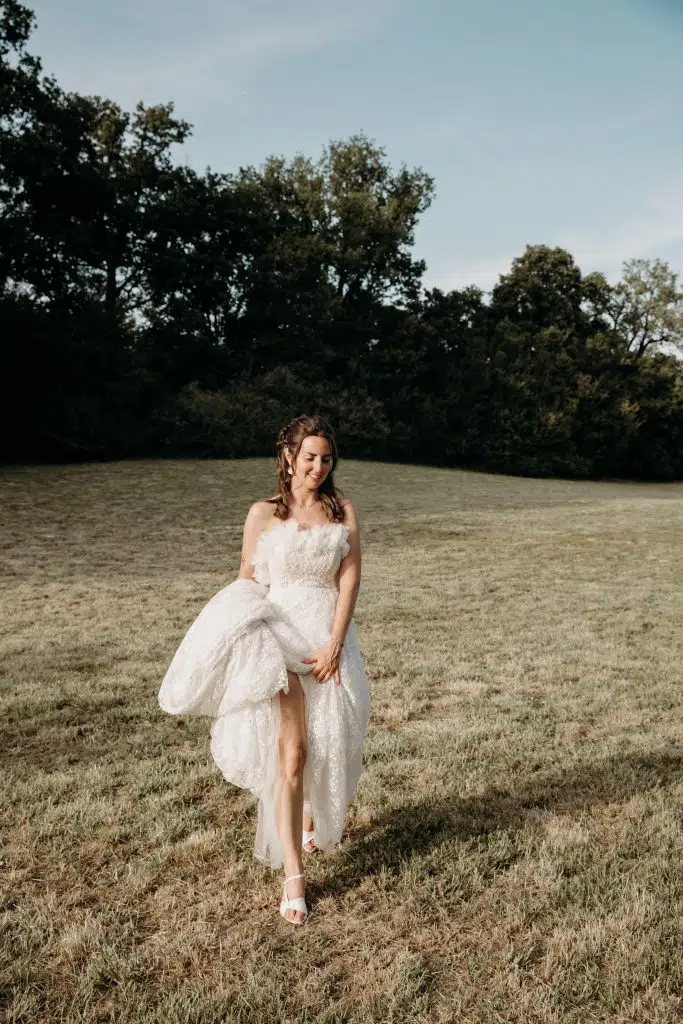 photo naturelle de la mariée pendant un mariage à Agen